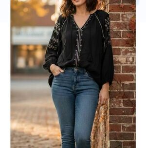 Soho New York Elegant Black Embroidered Blouse